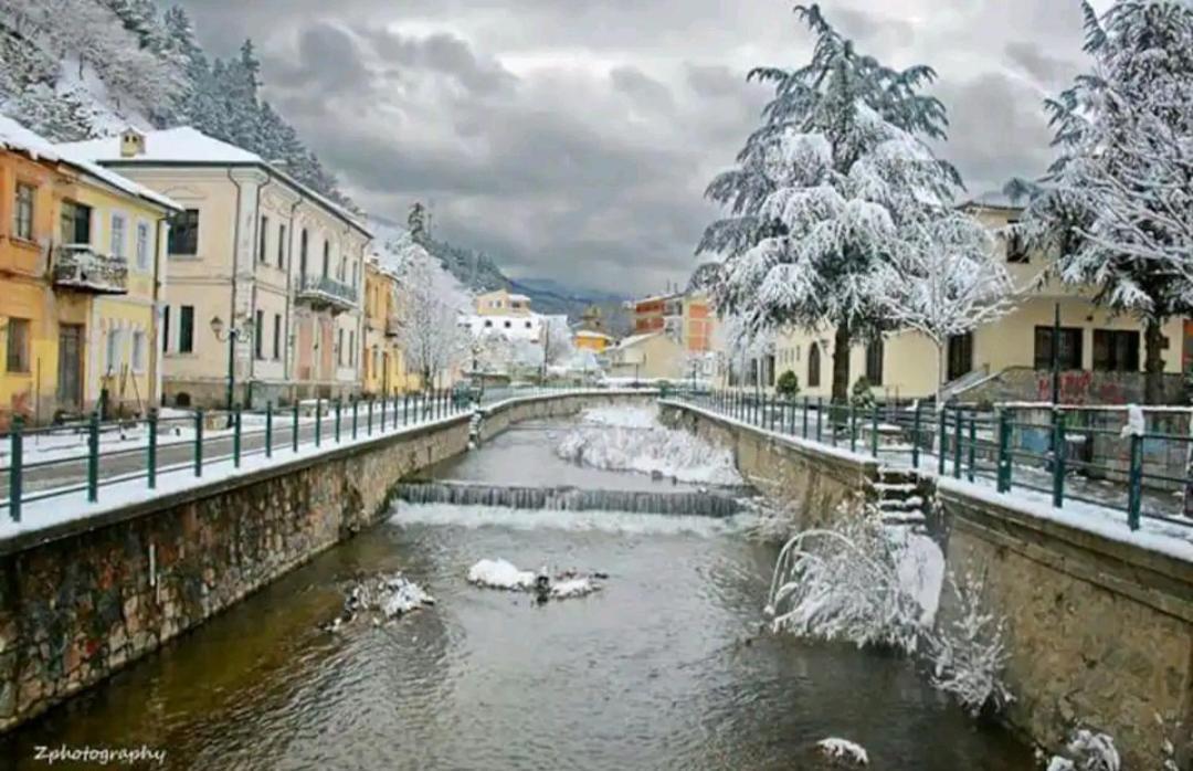 Center River Apartment Флорина Экстерьер фото