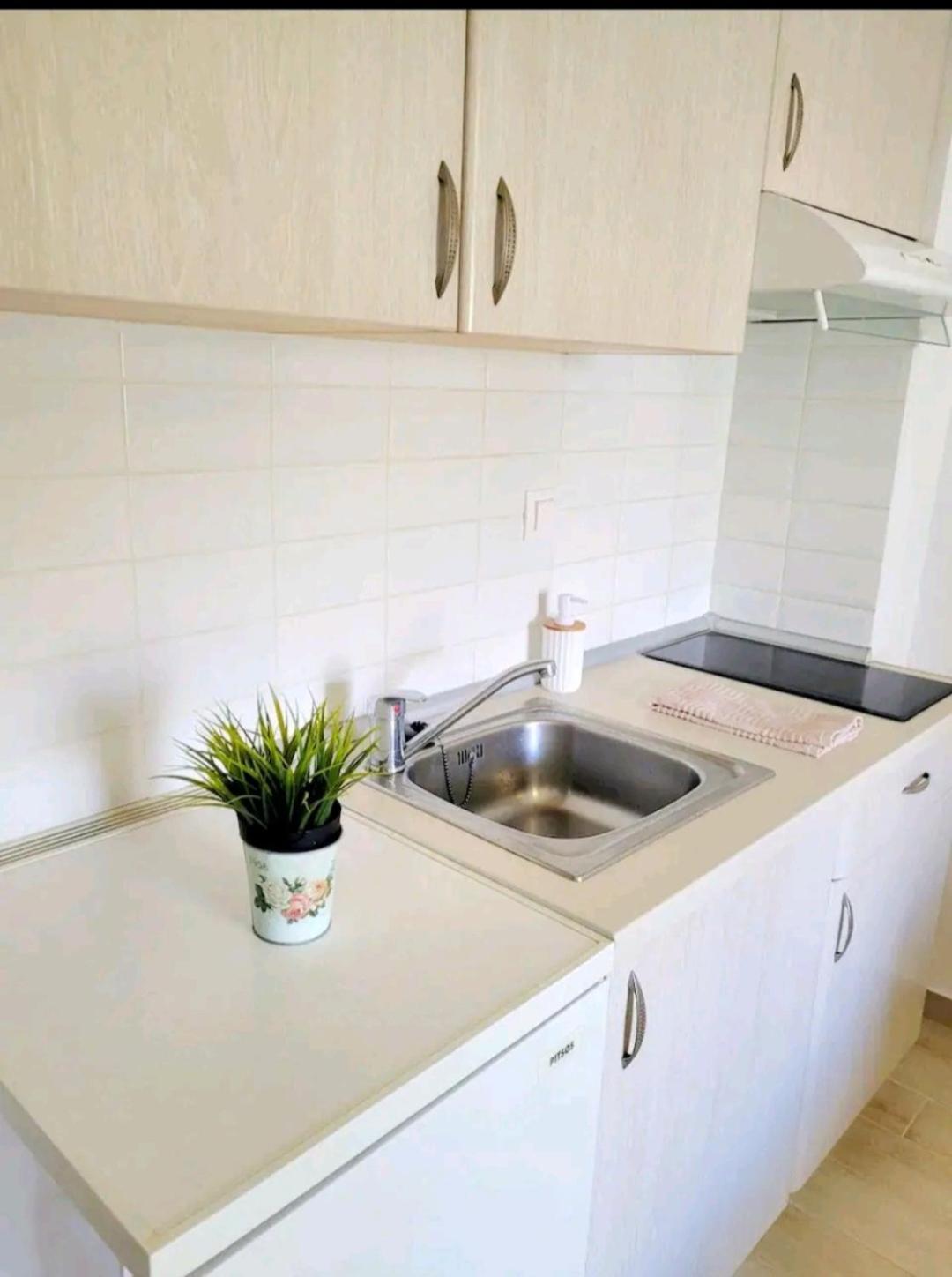 Center River Apartment Флорина Экстерьер фото